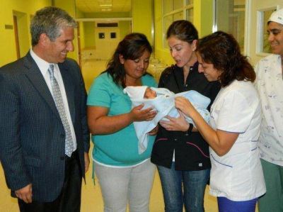 El Gobernador visit� a Francisco, el beb� que hab�a sido abandonado