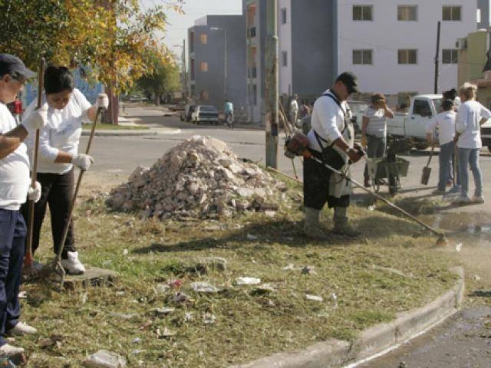 Limpian sumideros y desag�es