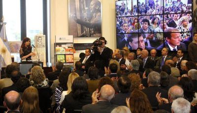 Espinoza particip� del acto en Casa de Gobierno