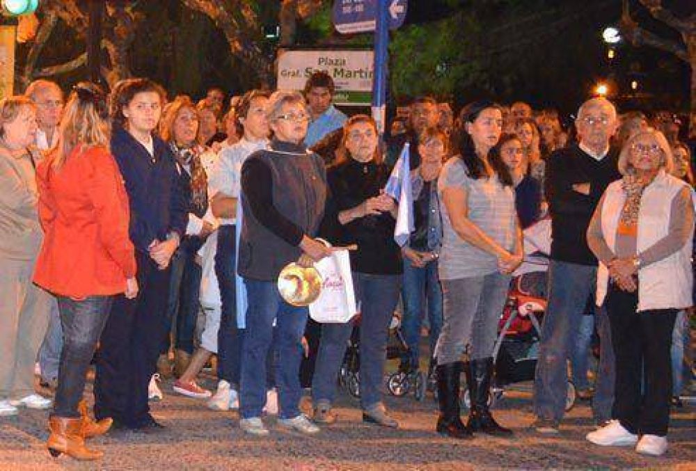 Masivo cacerolazo en Ca�uelas