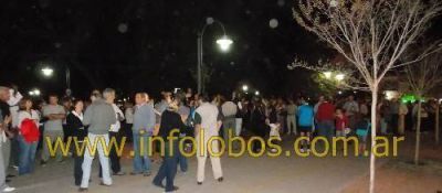 VARIOS CENTENARES DE PERSONAS SE MANIFESTARON EN LOBOS CONTRA EL GOBIERNO ACTUAL