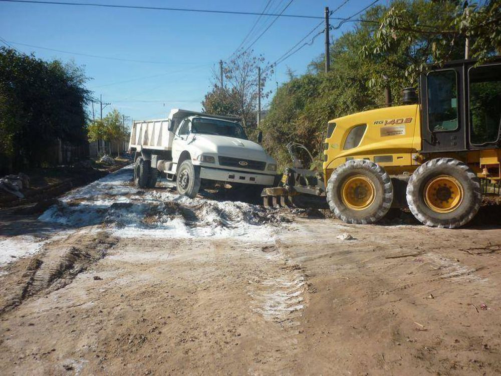 PREPARAN EL SUELO PARA ASFALTAR CALLE CASELLA
