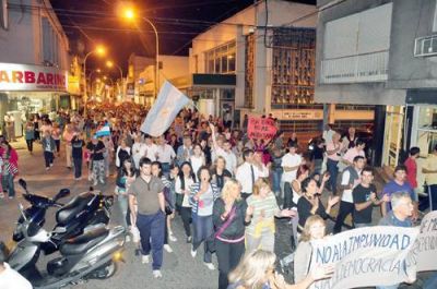Cacerolazo en plaza Mitre como en el resto del pa�s