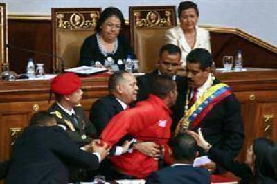 Un hombre burla la seguridad y abraza a Maduro durante su investidura