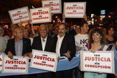La oposici�n reconoce l�mites para unirse, tras el masivo cacerolazo del 18A