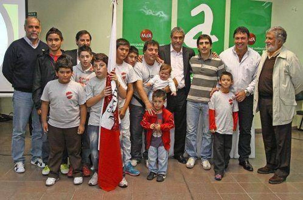 Avellaneda: entregan subsidios a deportistas y a clubes de barrios
