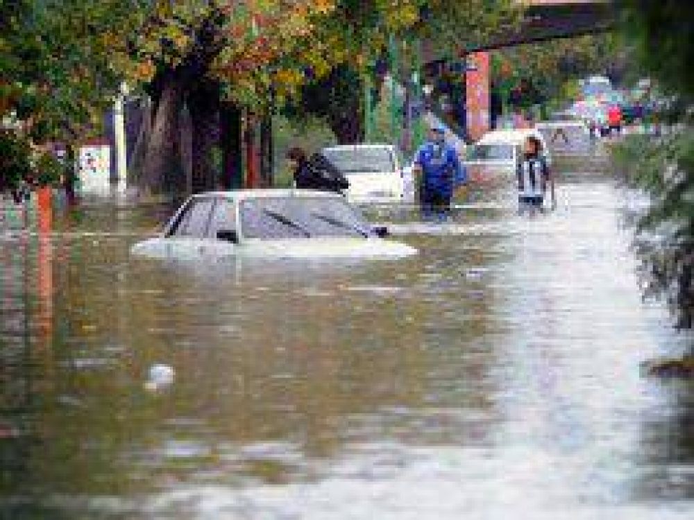 La Plata: Bruera eval�a indemnizar a familiares de los muertos por el temporal