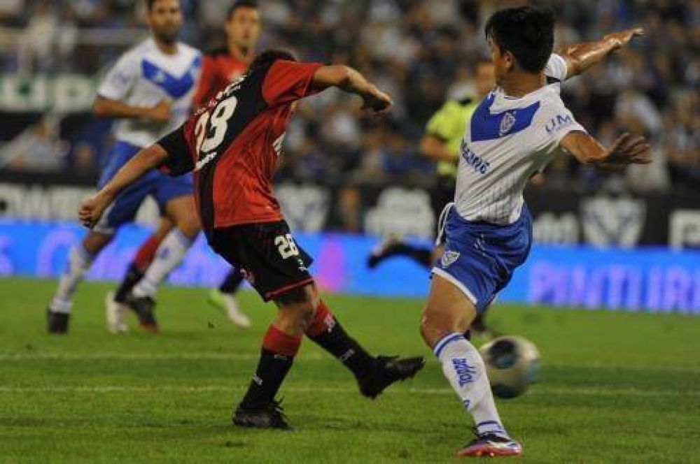 Newell's venci� claramente a V�lez y trep� a la punta del torneo