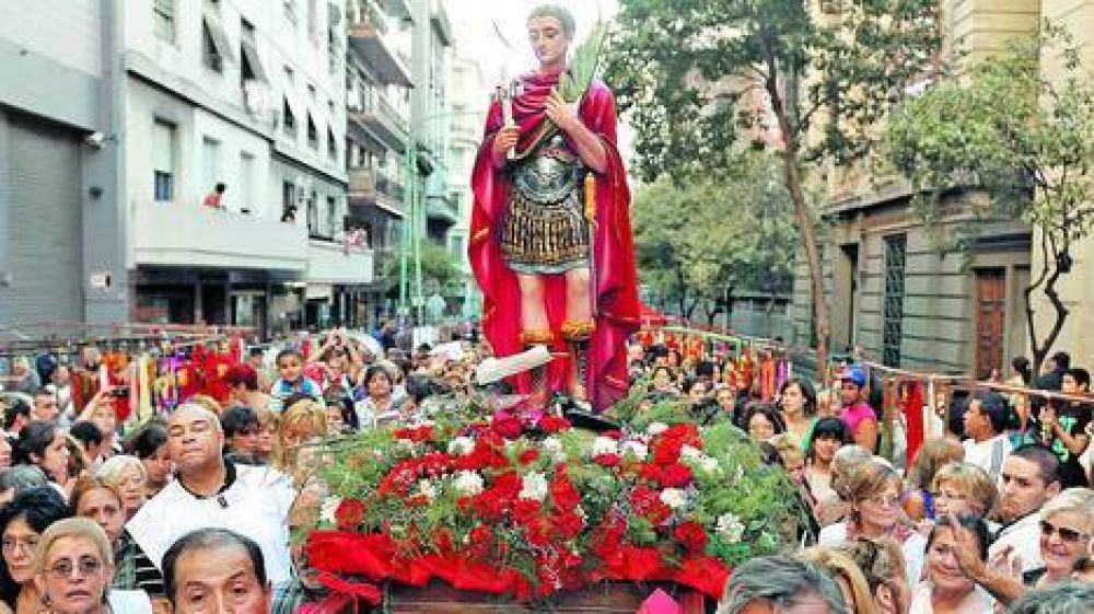 Crece el fervor religioso: m�s de 10 cuadras de cola para rezarle a San Expedito
