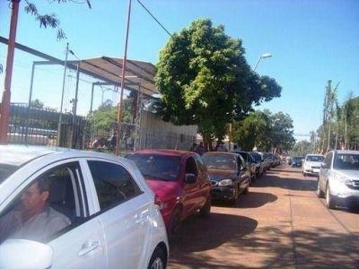 Iguaz�: Extranjeros deber�n hacer fila diferenciada para cargar combustible