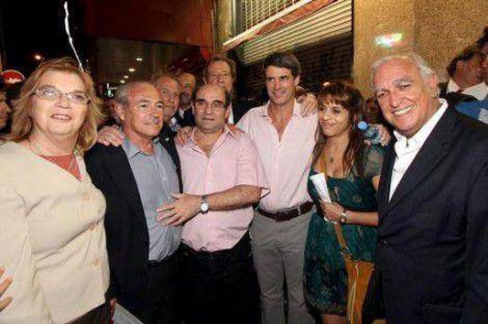 Dirigentes opositores buscan capitalizar protesta de la gente en las calles