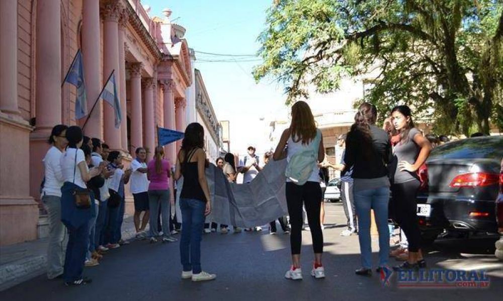 Dieron clases en la plaza en reclamo de estabilidad