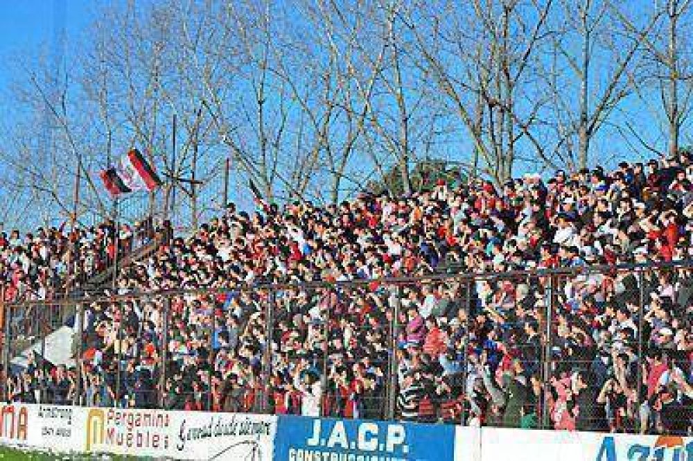 Douglas y Rosario Central en un partido a cancha llena que quedar� en la historia