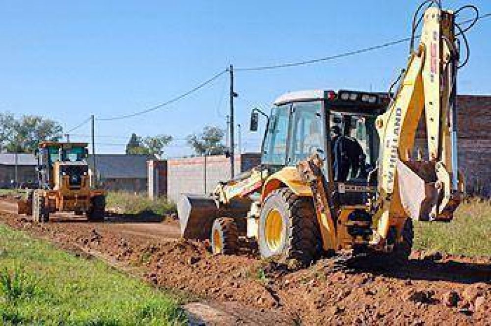 Reparan calles en los barrios atendiendo reclamos vecinales