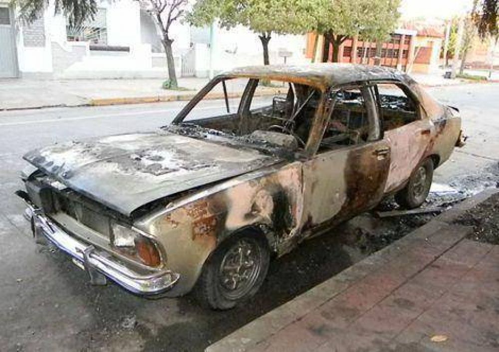 Prenden fuego a un veh�culo estacionado 