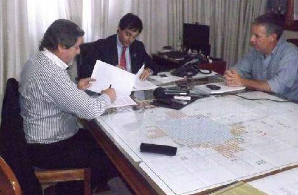 Firman convenio para la ampliaci�n de la obra de gas en Moquehu� 