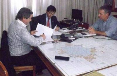 Firman convenio para la ampliaci�n de la obra de gas en Moquehu� 