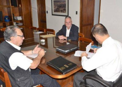 Renuevan convenio de alfabetizaci�n de adultos mayores