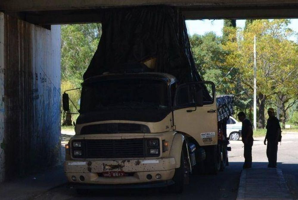 Un cami�n se qued� atascado en el t�nel de acceso a la Avenida Ascasubi