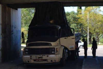 Un cami�n se qued� atascado en el t�nel de acceso a la Avenida Ascasubi
