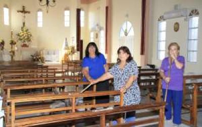 Mujeres que trabajan para mejorar la capilla de la zona