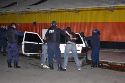 Tres aprehendidos por portar replica de arma