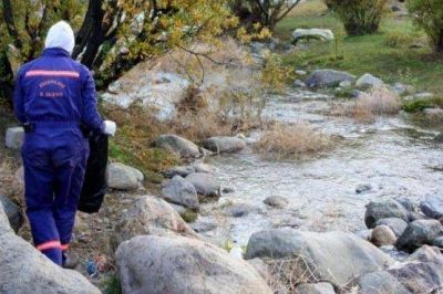 Comenzaron trabajos de limpiezas sobre el arroyo Calafate
