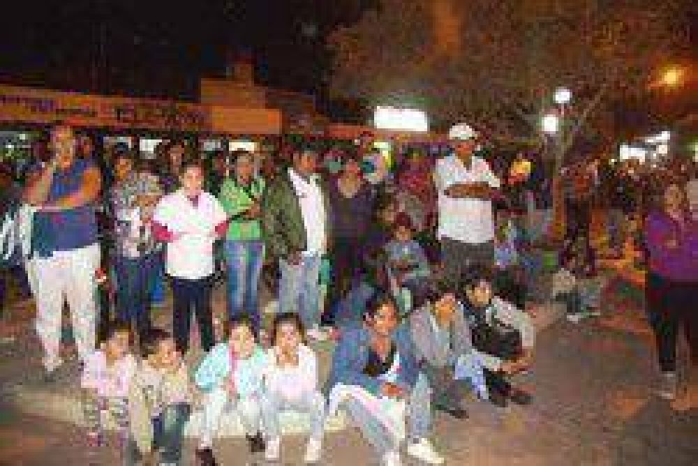 Castelli: Por falta de respuestas, los padres se encadenar�an en las escuelas