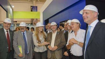 La inauguraci�n de la Expo Petr�leo fue precedida por una firma de convenios