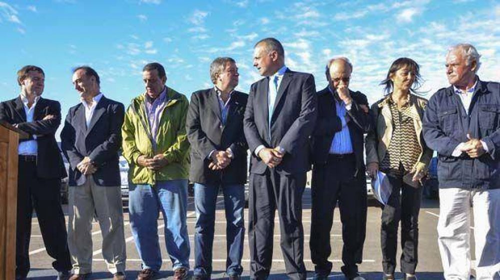 Llegaron las primeras 450 toneladas de ayuda alimenticia para el campo