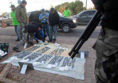 Secuestran 10 kilos de coca�na que trasladaban en un taxi a Centenario 