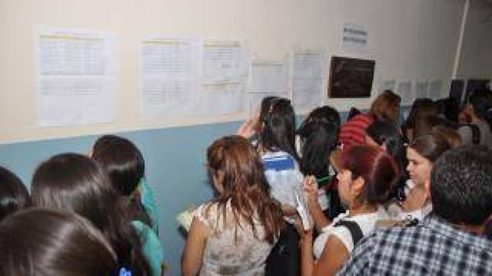 Masiva concurrencia de docentes a asamblea para cubrir cargos