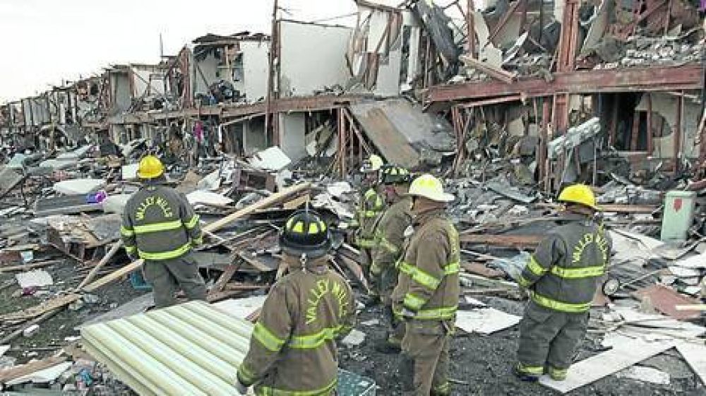 Puede crecer a 40 la cifra de muertos en la explosi�n de la planta de Texas