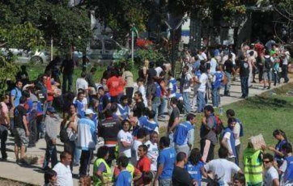 J�venes K contin�an colaborando en La Plata