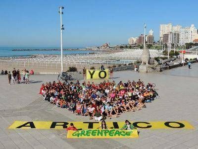 GREENPEACE: UNA PANCARTA HUMANA POR LA DEFENSA DEL �RTICO