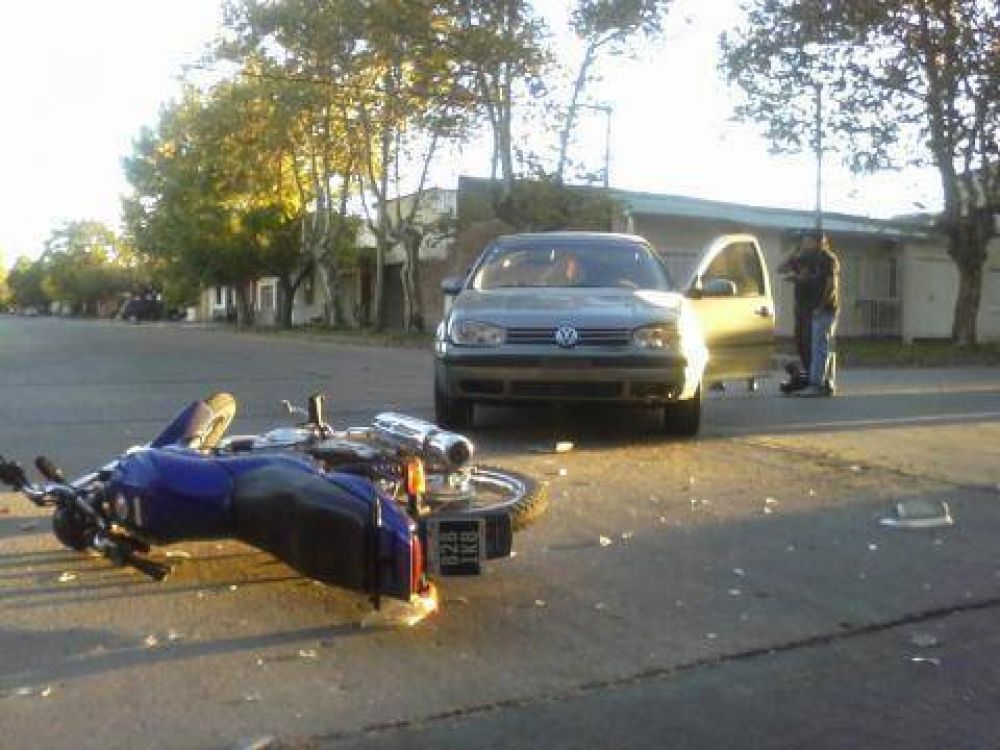 Una pareja y un peque�o accidentados por un choque