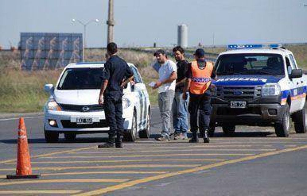 J�venes pehuajenses se movilizaron en el puente	