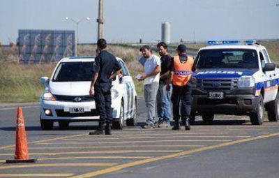 J�venes pehuajenses se movilizaron en el puente	