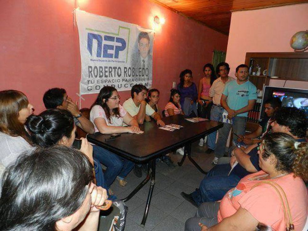 Robledo se reuni� con vecinos del Santa Mar�a de La Pampa