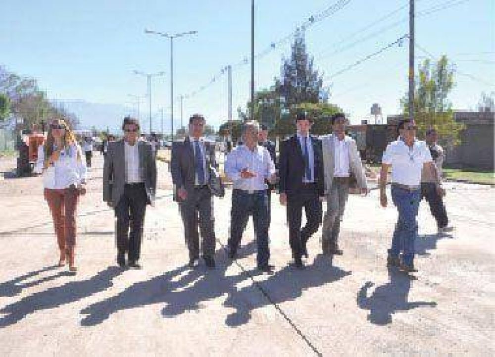 Avanza la obra de pavimento y veredas en Avenida Santa Rosa