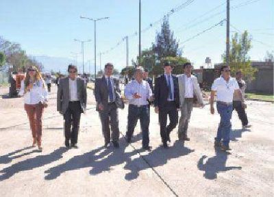 Avanza la obra de pavimento y veredas en Avenida Santa Rosa