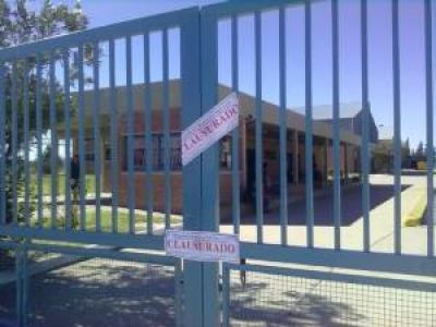 Operarios de la f�brica clausurada esperan su reapertura el lunes