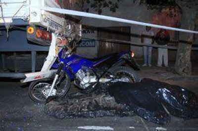 Se estrell� contra un cami�n estacionado y se mat�	