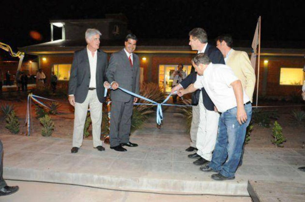 La Union Agr�cola Avellaneda inaugur� su moderna planta de acopio en Pinedo