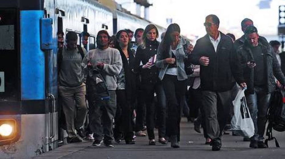 Ferrocarril Mitre: seguir�n al menos por un a�o m�s las demoras para viajar