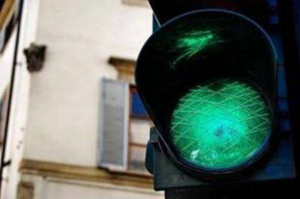 Implementar�n semaforizaci�n con �onda verde� en la avenida 25 de mayo