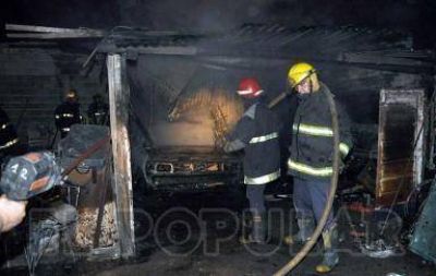 Se quemaron un auto y un galp�n en el barrio Coronel Dorrego
