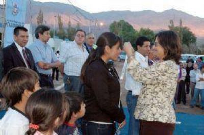 Corpacci entreg� viviendas y anunci� obras en Fiambal�