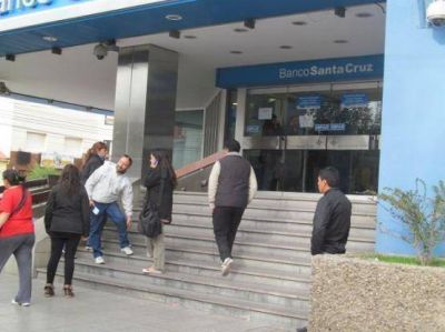 Entrega de tarjetas de d�bito en el Banco Santa Cruz