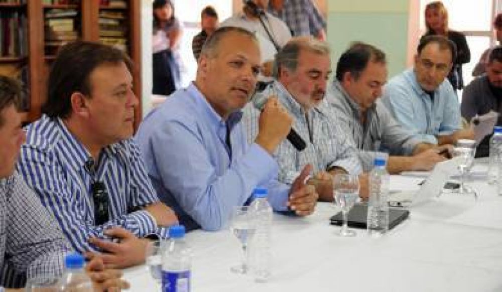 Buzzi: �Tenemos que responder la pregunta �de qu� va a vivir mi pueblo��